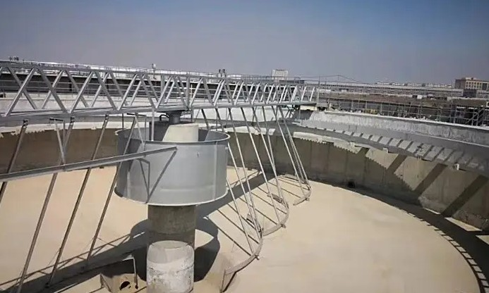 ZQXN型週邊傳動全橋虹吸式(shi)吸泥(ni)機