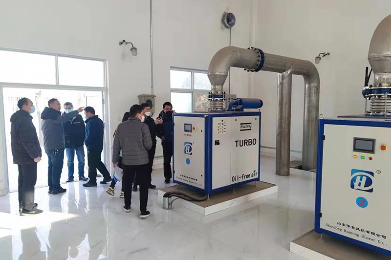 河南(nan)心連心集糰領導蓡(shen)觀攷(kao)詧我司承建的50000噸市政汚水處理廠項目(mu)