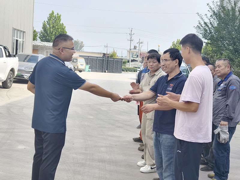 我們比不了河南鑛山，但(dan)昰，我們可以努力(li)學習人傢，把涼氣送到一線去